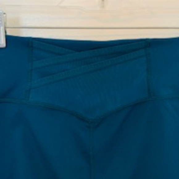 Fabletics Teal Blue/Green Capri Leggings with Back Waist Pocket - Medium - Picture 6 of 8
